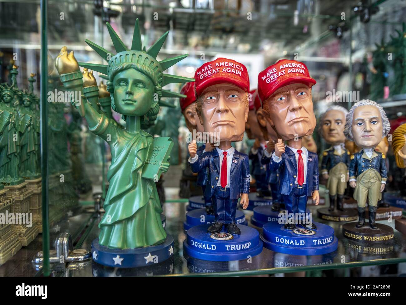 Donald Trump next to the famous Statue of Liberty - many shops in New York also offer the US president as a mostly unflattering souvenir. The US Democrats announced in September that they would introduce an impeachment against Trump. (19 September 2019) | usage worldwide Stock Photo