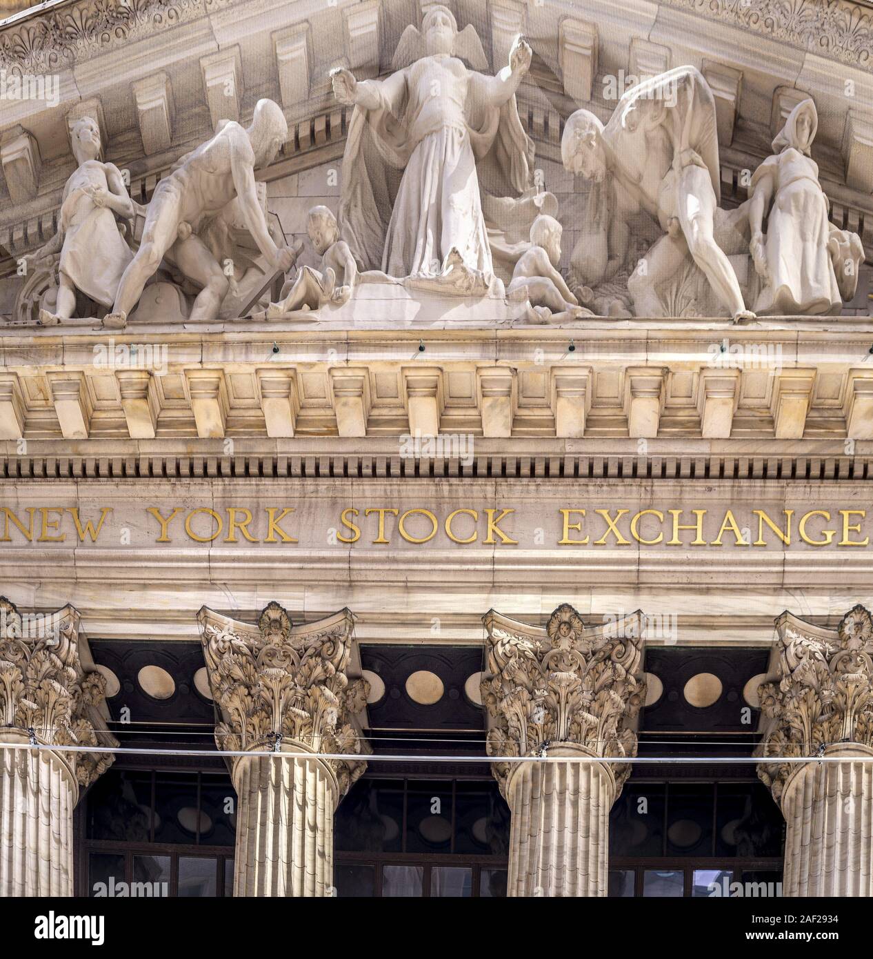 The representative column facade of the New York Stock Exchange (NYSE), on which three US flags hang, is modelled on a Greek temple. Typical for the architecture are the six columns and the triangular gable. (20 Sept 2019) | usage worldwide Stock Photo