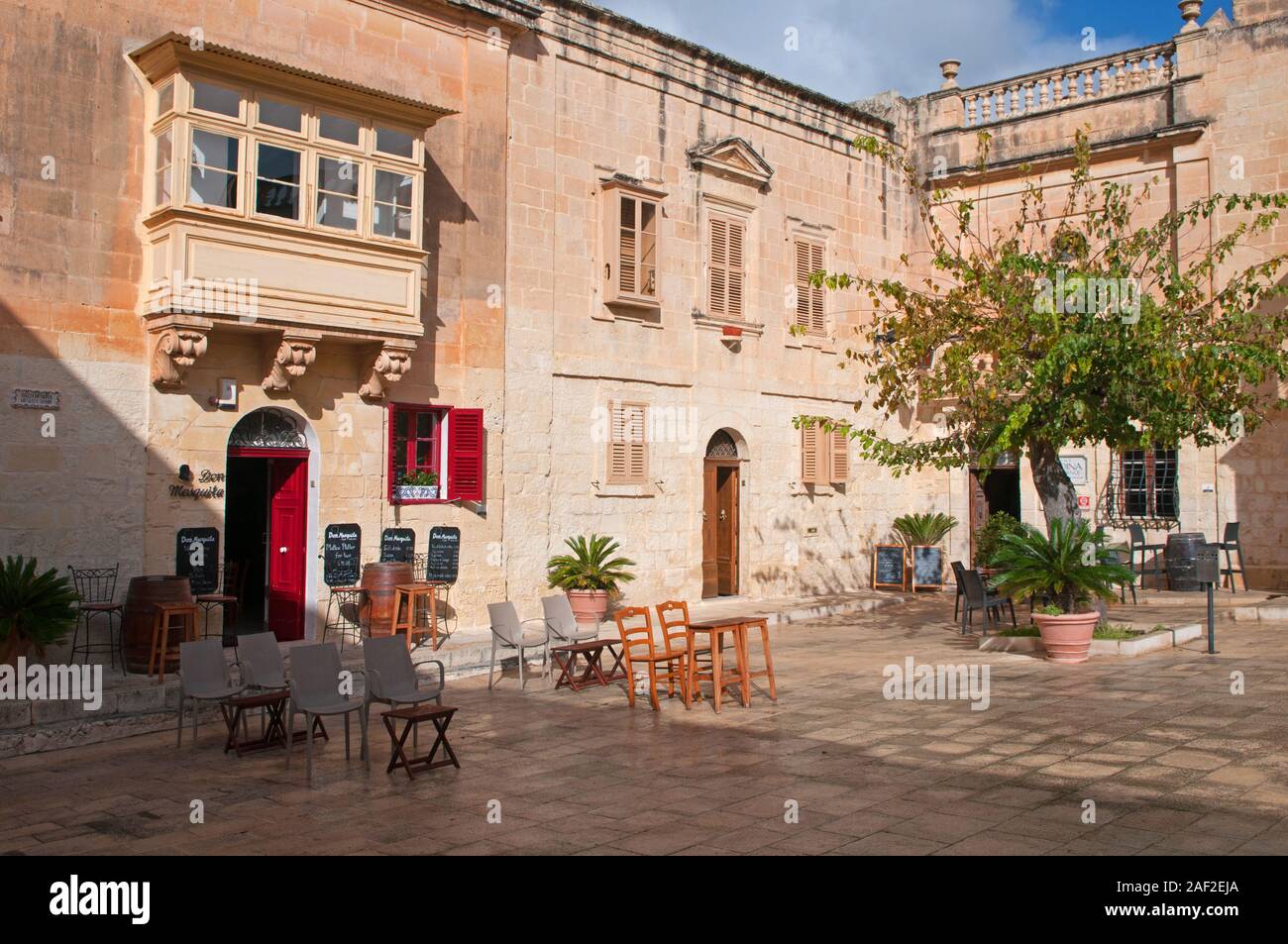 Courtyard cafe hires stock photography and images Alamy