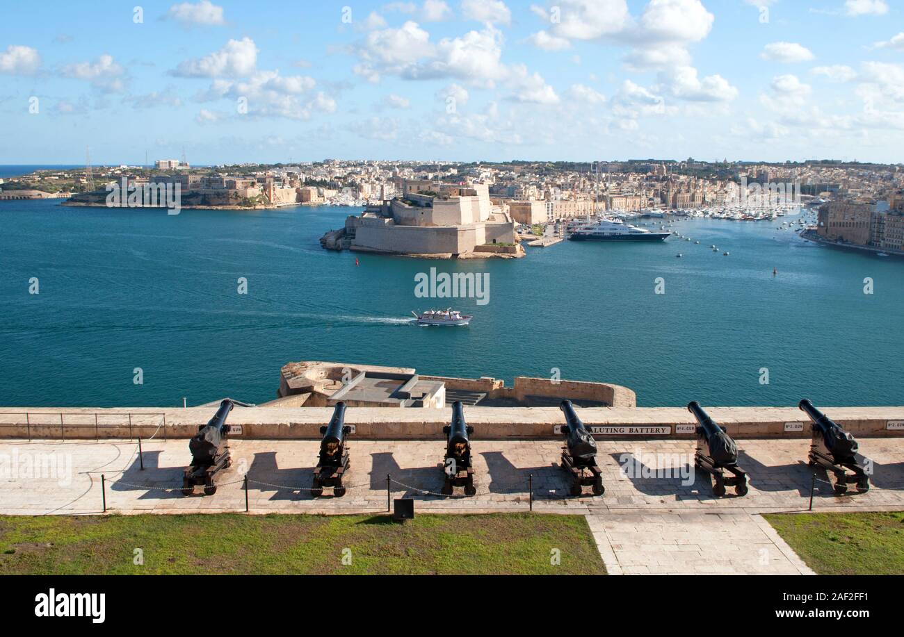 View across to the three cities from the saluting battery at the Upper  Barracca Gardens, Valletta, Malta Stock Photo - Alamy
