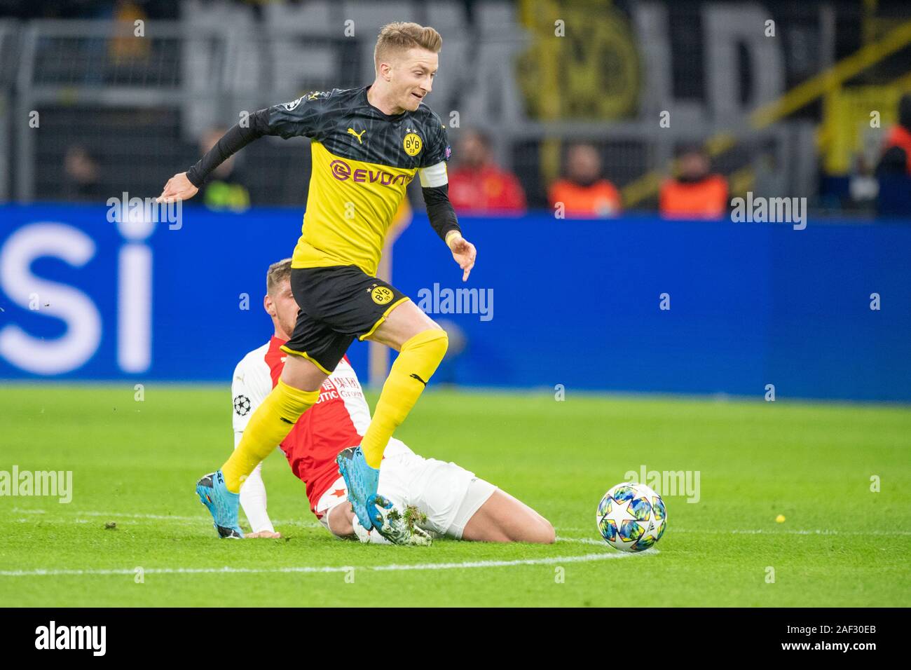 Marco REUS (left, DO) versus Tomas SOUCEK (Slavia), Action, duels, Soccer Champions League, Group stage, Group F, matchday 6, Borussia Dortmund (DO) - Slavia Prague (Slavia) 2: 1, on 10.12.2019 in Dortmund / Germany. | Usage worldwide Stock Photo