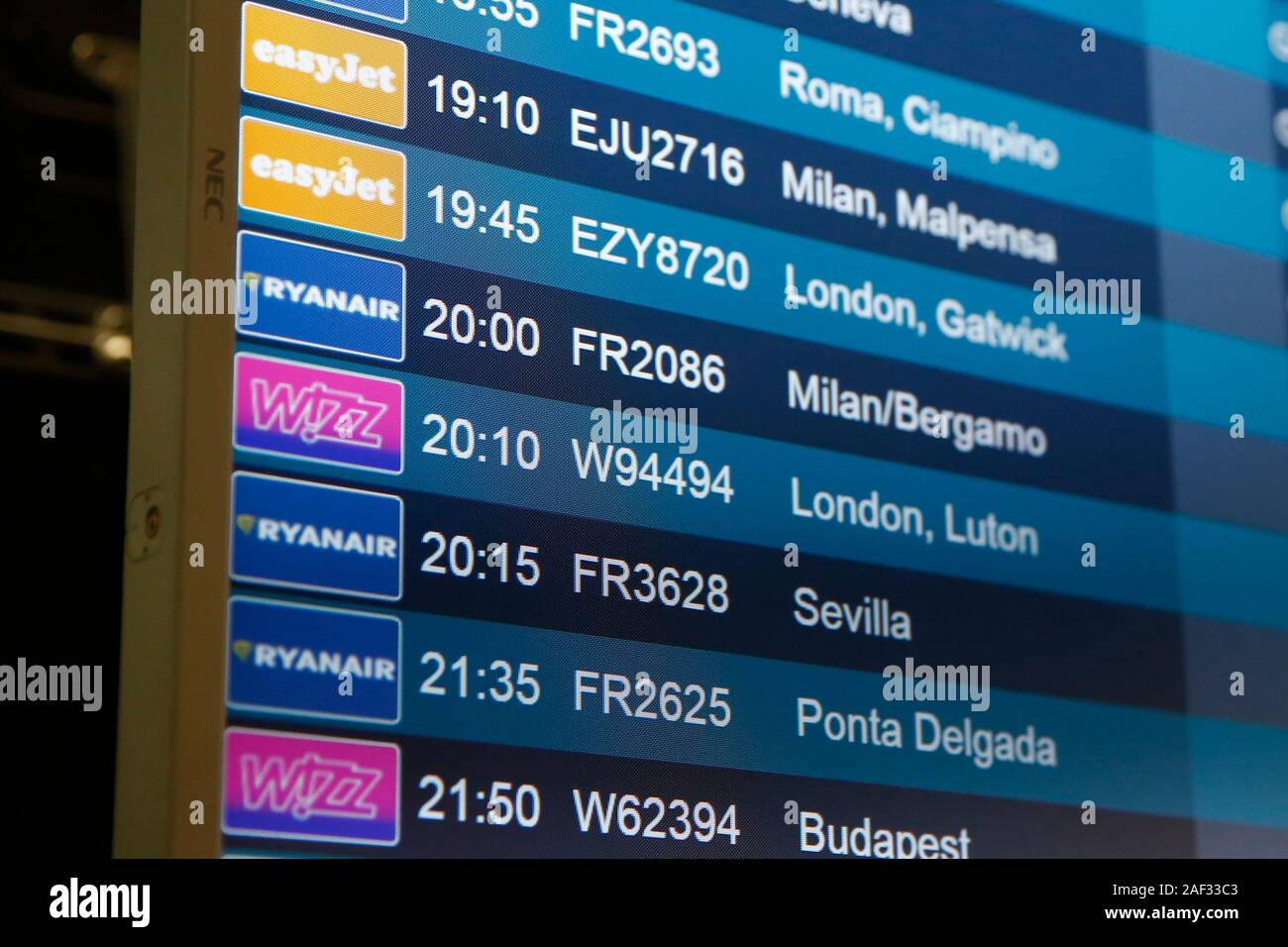 Departure screen at Lisbon Portela Airport Stock Photo Alamy