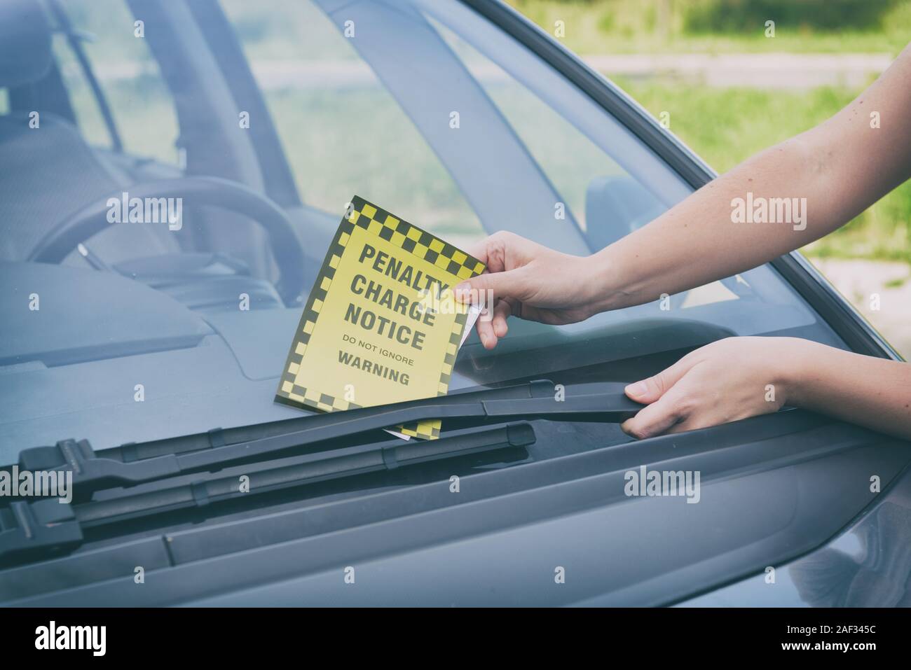 Ticket under windshield wiper hires stock photography and images Alamy