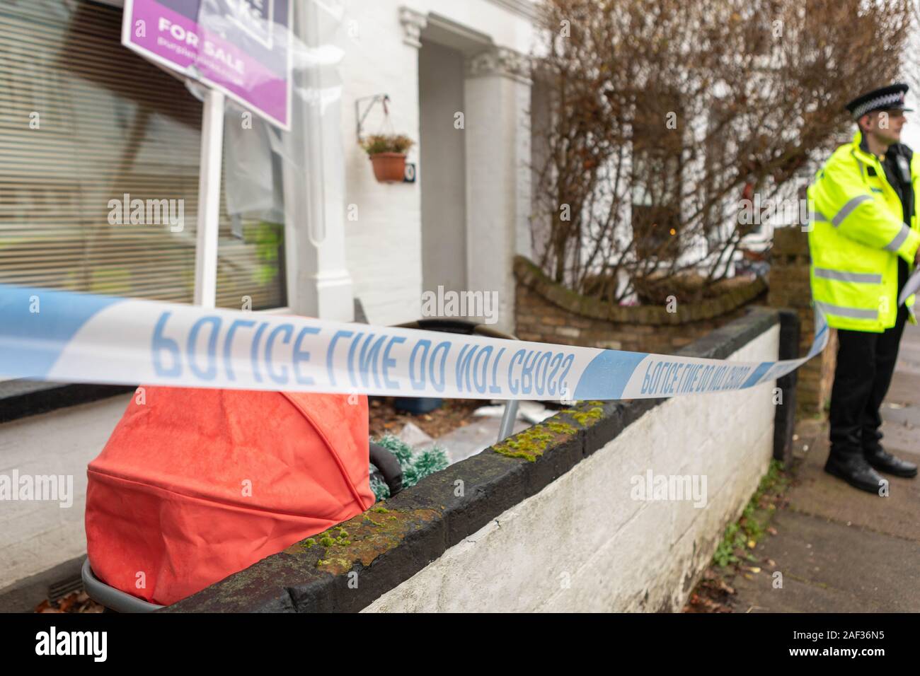 Westcliff on Sea, UK. 12th Dec, 2019. Forensic and Police officers officer's on the scene at a murder investigation. Essex Police were called at approximately  4.30am this morning to reports of a disturbance at an address in Tintern Avenue, Westcliff. Nearby alley ways are sealed off, and forensic officers searching a house in the road. Penelope Barritt/Alamy Live news. Stock Photo