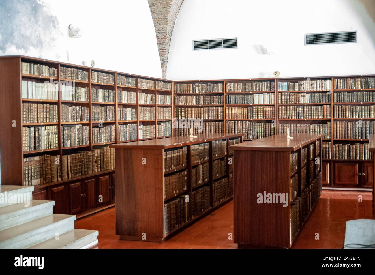 Old books on the shelves of the Joanina Library (Biblioteca Joanina) in Coimbra University, Coimbra, Portugal Stock Photo