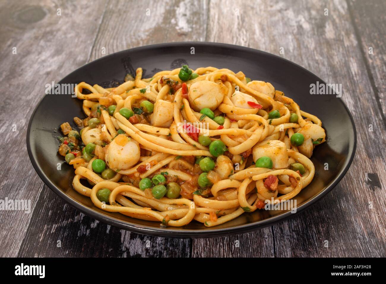 Scallop, pancetta and pea linguine Stock Photo Alamy