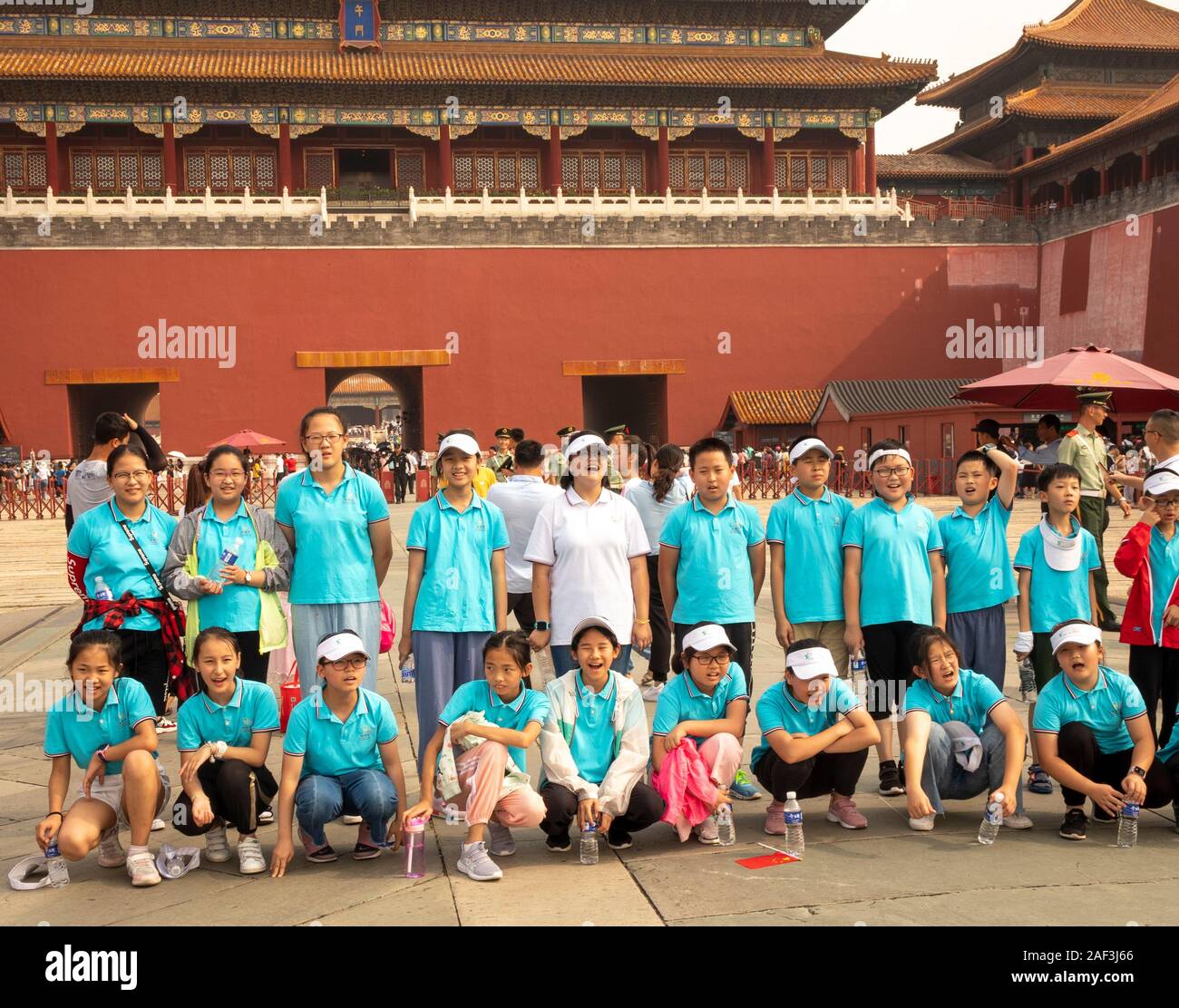 schoolchildren posing for commemorative photograph on field trip to Tiananmen Square and Forbidden City, Beijing, China Stock Photo