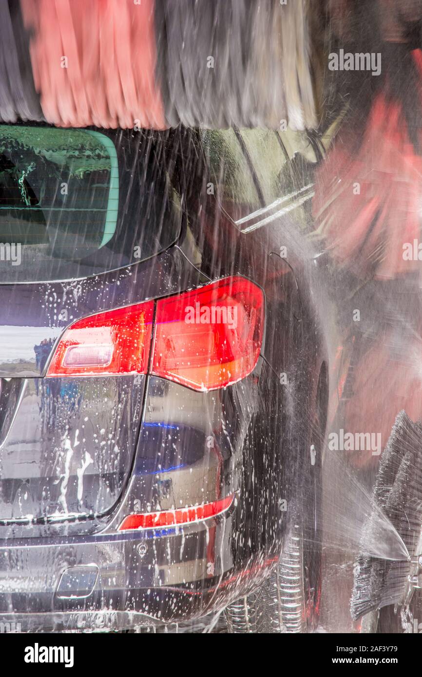 Car wash cleans dirty car Stock Photo Alamy