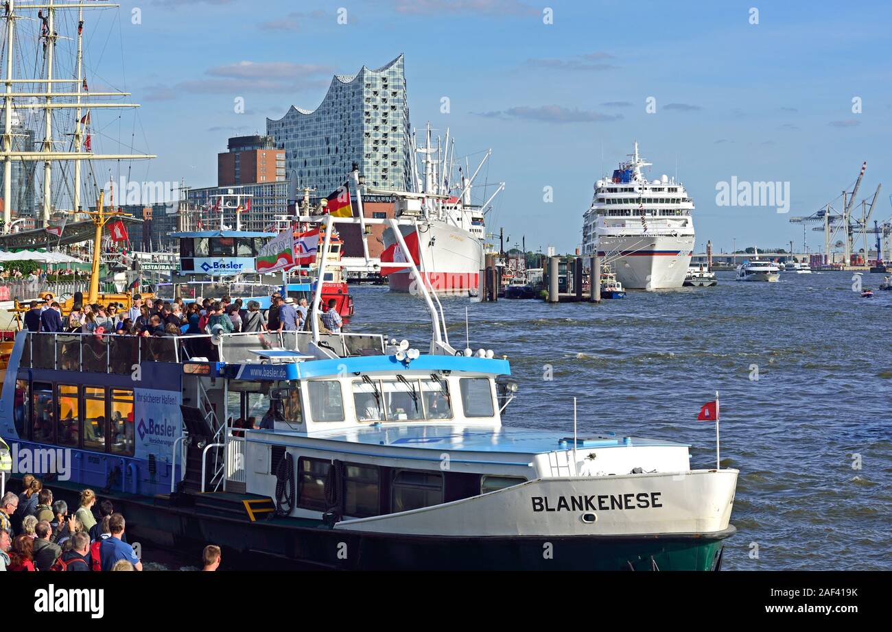 Europa, Deutschland, Hansestadt Hamburg, Elbe, Elbphilharmonie, Glasfassade, Hafenrundfahrt mit Hafenfähre, viele Touristen Stock Photo
