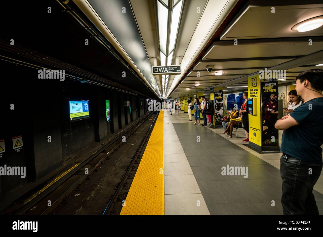 Subway station platform in Toronto, TORONTO, CANADA Stock Photo Alamy