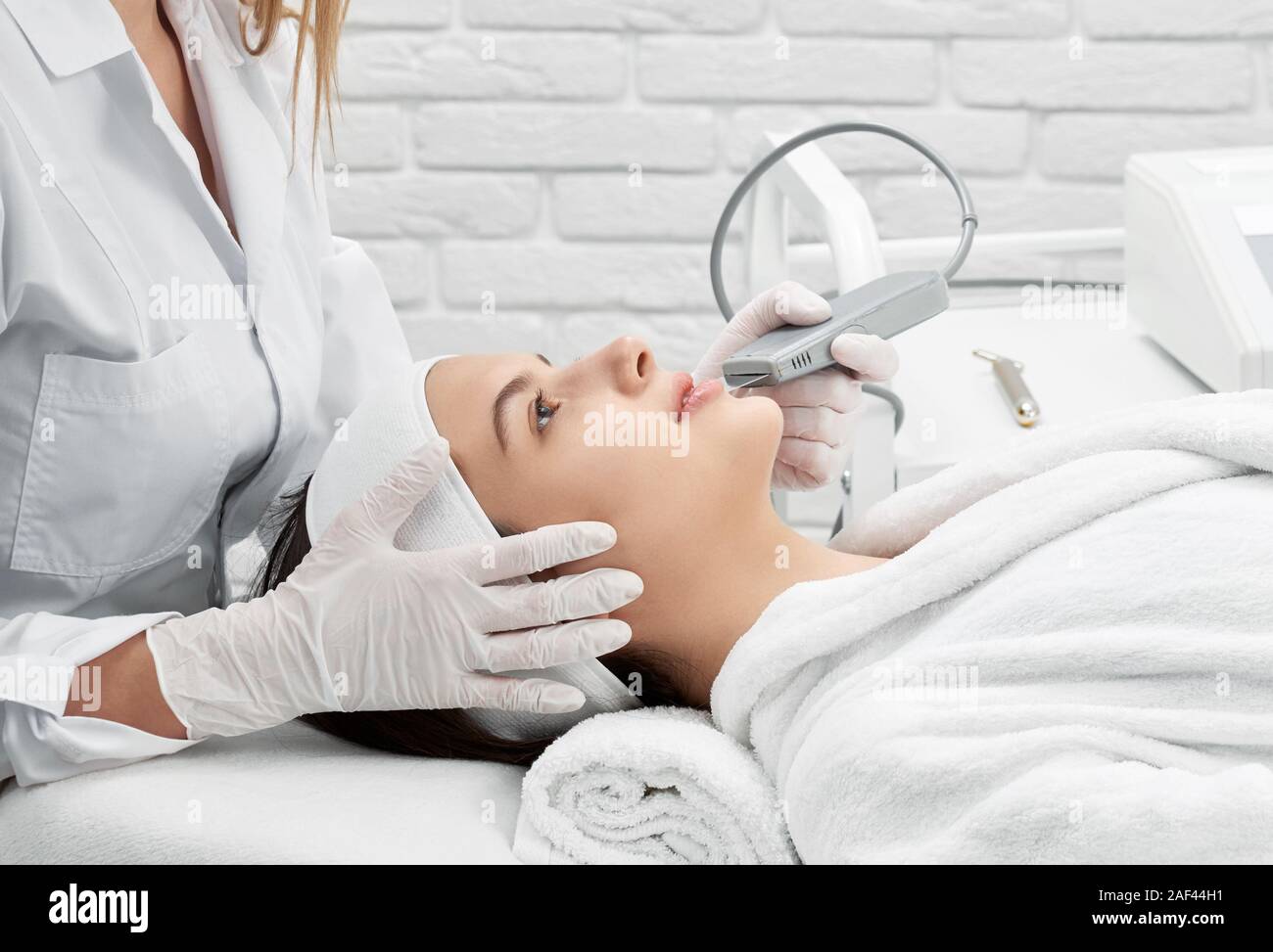 Skin scrubber hi-res stock photography and images - Alamy