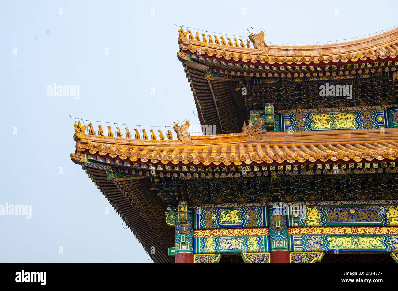 Detail with dragon sculptures and embellished paintings, of the roof on the hall of Supreme Harmony in the Forbidden City, Beijing, China Stock Photo
