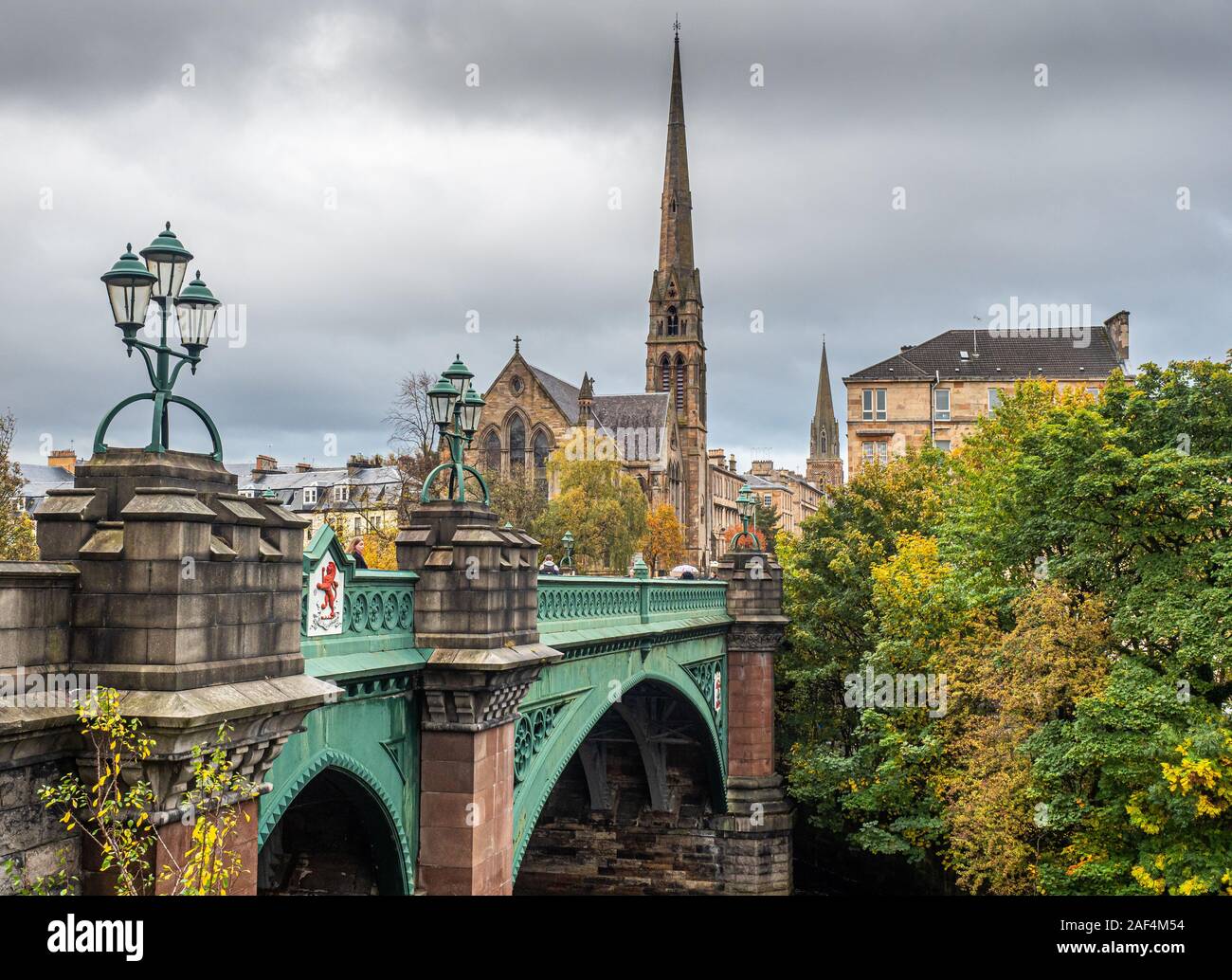 Kelvin Bridge and the Lansdowne Parish Church on Great Western Road, notable for its giant spire, one of the slimmest in Europe Stock Photo