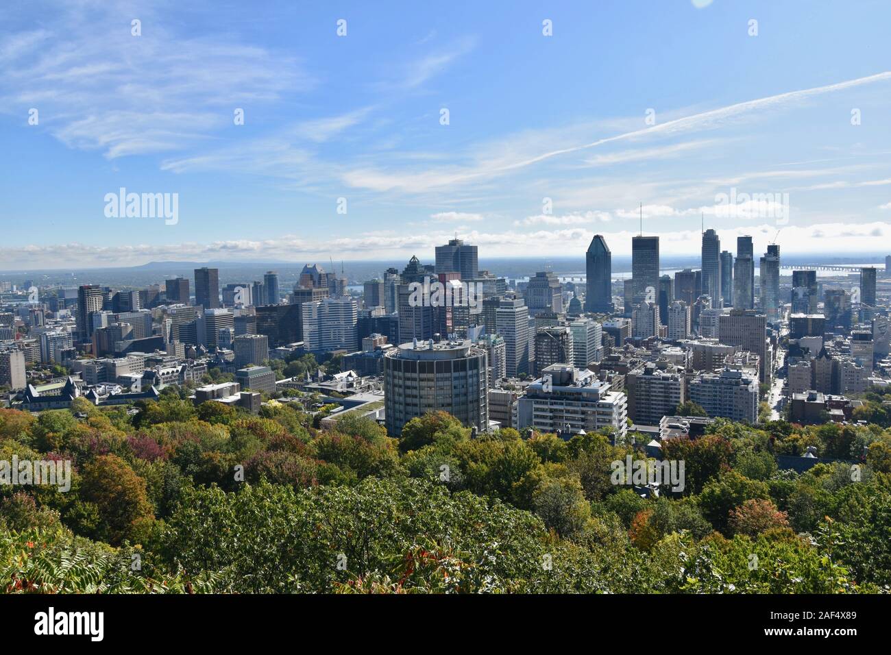 The view of downtown Montreal as seen from atop Mont Royal // La vue du