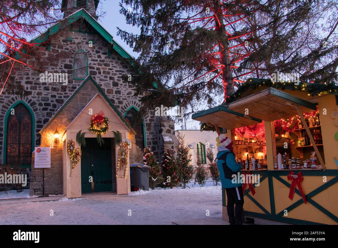 Longueuil, Québec, Canada - December 7, 2019: Christmas Market Stand in front St Mark's Anglican Church, Montérégie winter festival Stock Photo