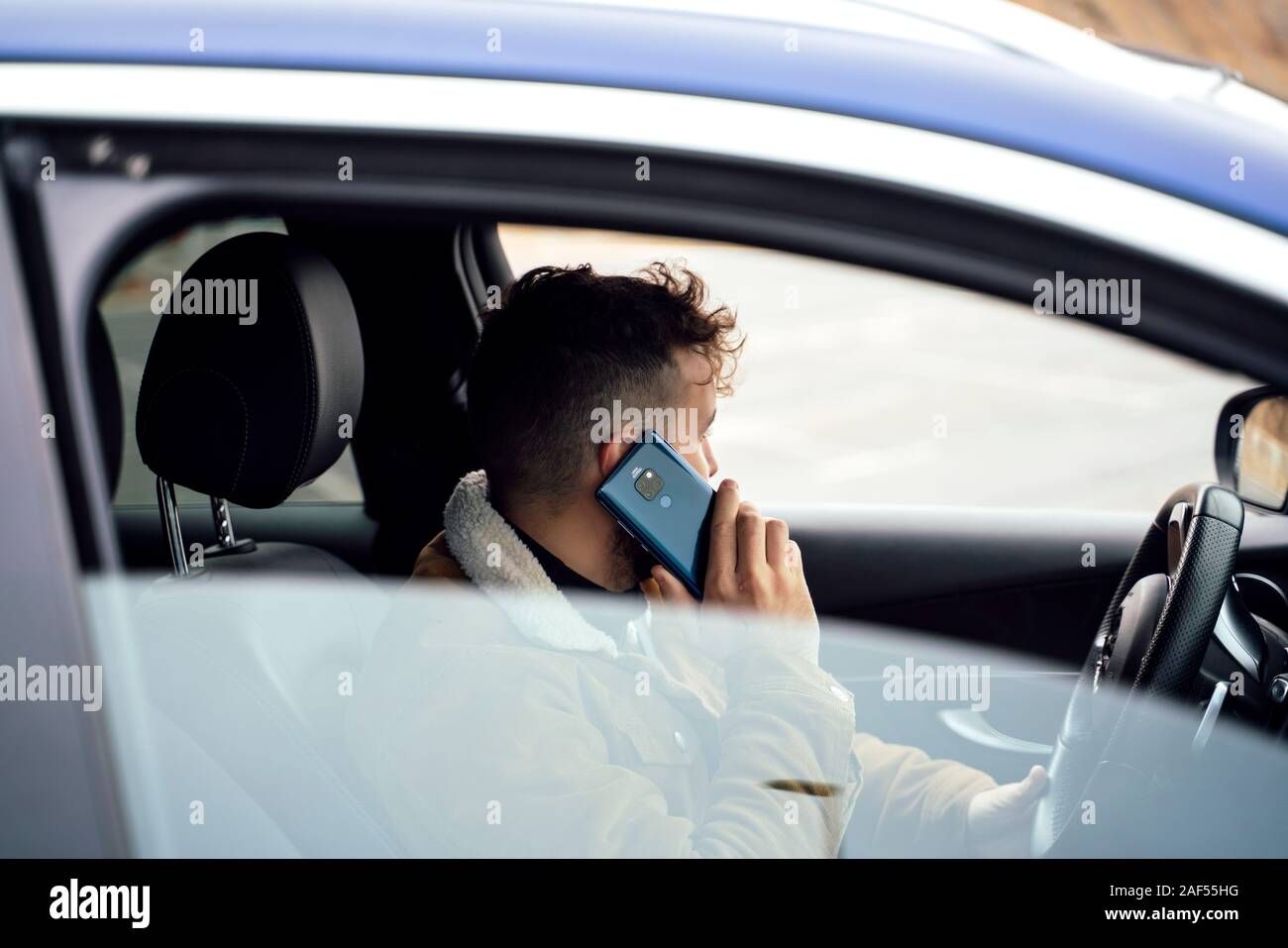 Reading map inside car hi-res stock photography and images - Alamy