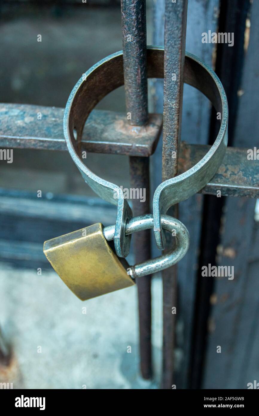 Iron gate lock with lock Stock Photo - Alamy