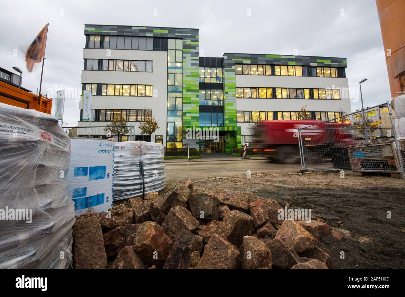 Mainz, Germany. 27th Nov, 2019. The headquarters of the biotechnology company BioNTech is located directly in front of a construction site on which an additional company building is currently being erected. BioNTech boss Sahin expects significant improvements in the detection of cancer in the coming years. Credit: Andreas Arnold/dpa/Alamy Live News Stock Photo