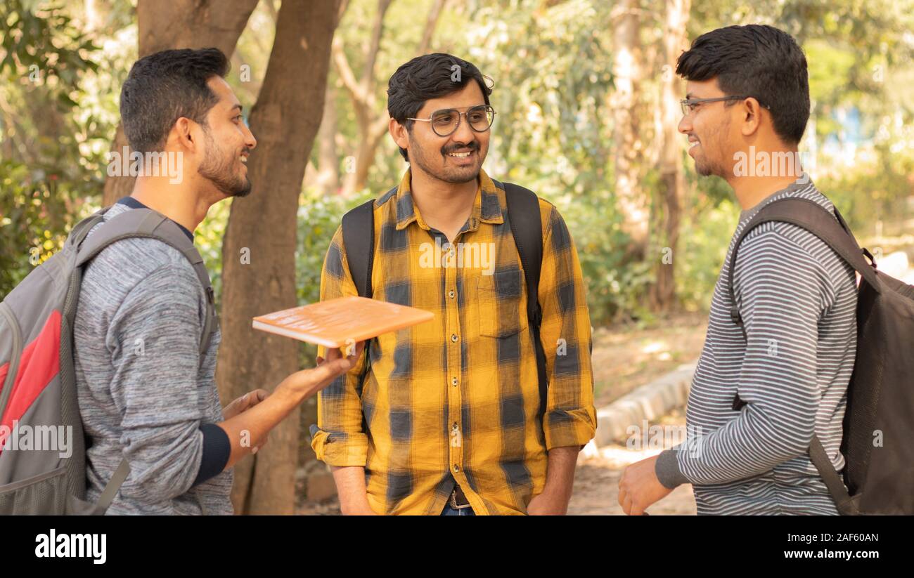 College friends socializing - Students talking with each other at university campus - Concept of happy college days and student life. Stock Photo