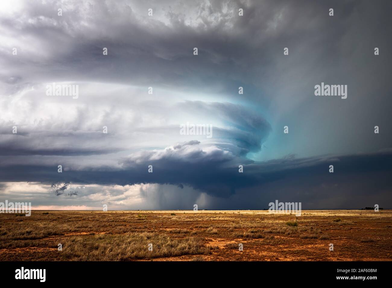 Dramatic supercell thunderstorm with ominous storm clouds spins across the plains near Roswell, New Mexico Stock Photo