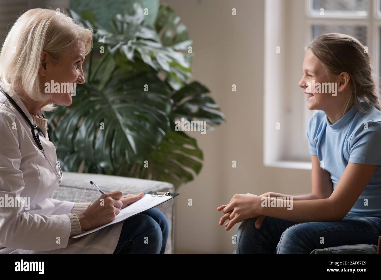 Female pediatrician do little patient checkup at home Stock Photo