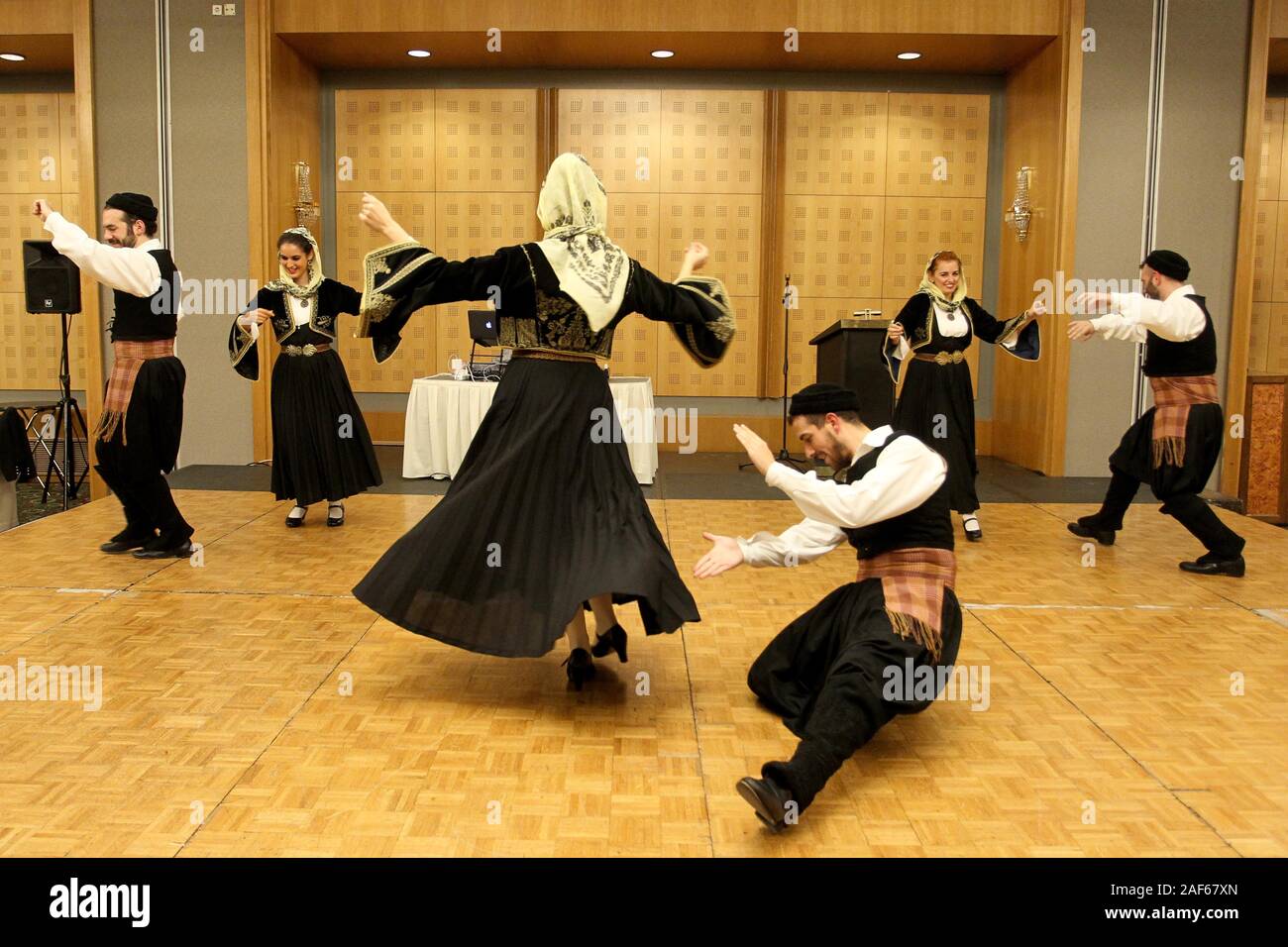 Traditional Greek dancing Stock Photo - Alamy