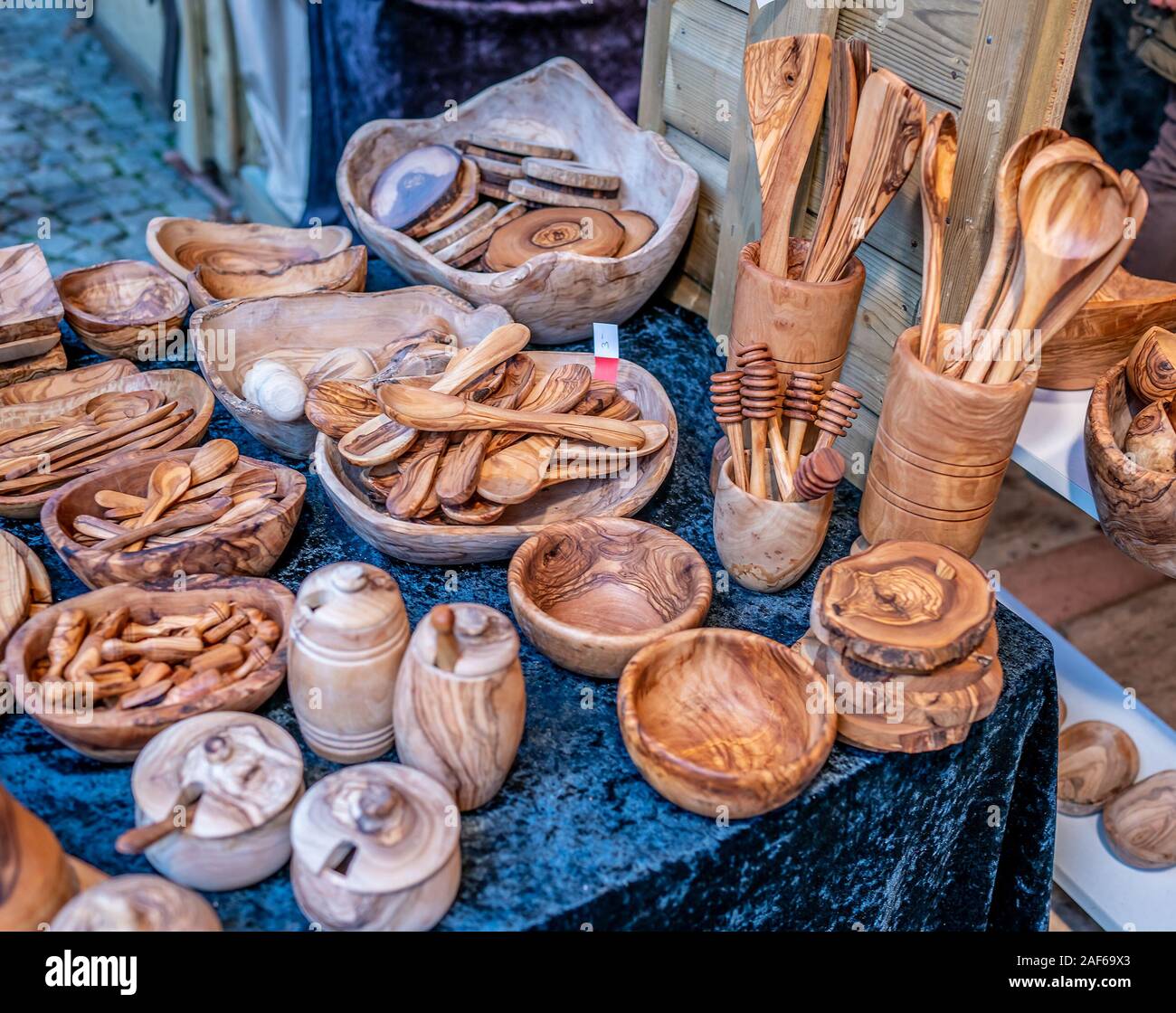 https://c8.alamy.com/comp/2AF69X3/selective-focus-of-wooden-bowls-utensils-and-kitchen-products-on-display-and-for-sale-at-the-2019-christmas-market-in-maastricht-netherlands-2AF69X3.jpg