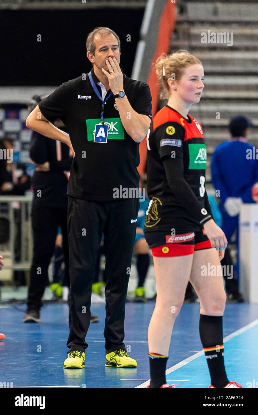 Kumamoto, Japan. 13th Dec, 2019. Handball, women: WM 2019, game for place 7, 9th matchday, Germany - Sweden. Trainer Henk Gröner (Germany) and Amelie Berger (Germany) Credit: Marco Wolf/wolf-sportfoto/dpa/Alamy Live News Stock Photo