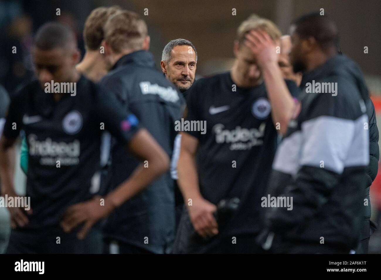 Adi HUETTER (mi., HÃ ¢ tter, coach, F) and his players are disappointed, disappointed, disappointed, disappointed, sad, frustrated, frustrated, late, half figure, half figure, Soccer Europa League, group stage, group F, matchday 6, concord Frankfurt (F) - Vitoria Guimaraes (VG) 2: 3, on 12.12.2019 in Frankfurt / Germany. | Usage worldwide Stock Photo