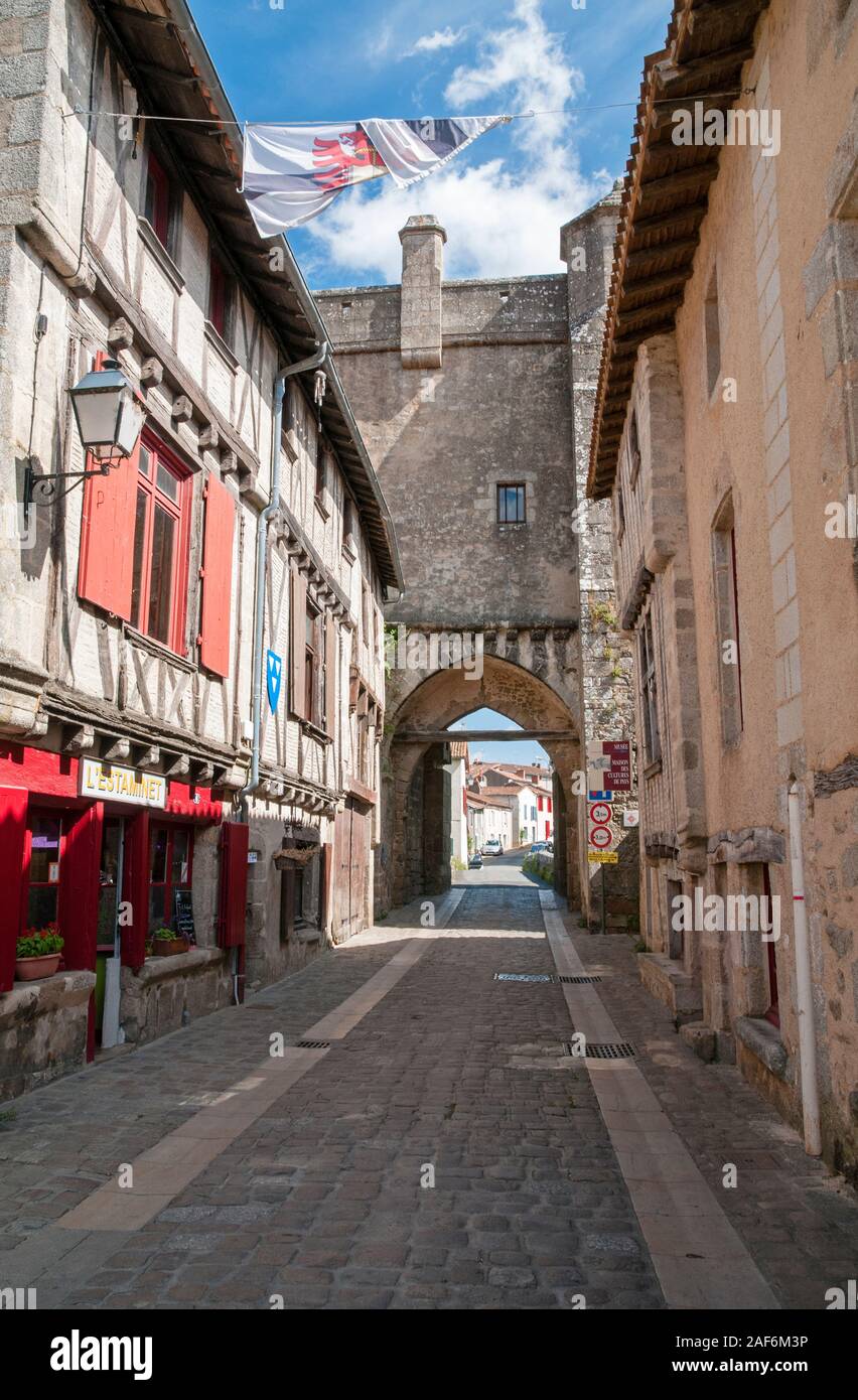 De la Vau Saint-Jacques street and Saint-Jacques fortified gate in the old part of Parthenay medieval town, Deux-Sevres (79), Nouvelle-Aquitaine, Fran Stock Photo