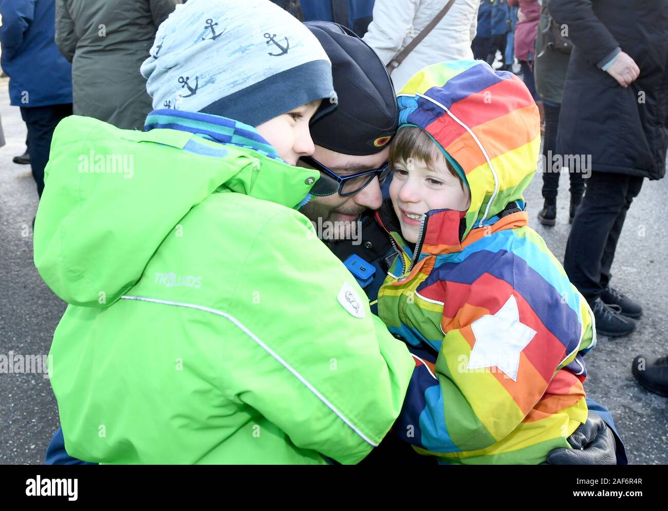 13 December 2019, Schleswig-Holstein, Kiel: After almost five months of  absence Jesper (l) and Peer (r) greet their father Christoph Jung. He was  radio master on the minesweeper "Weilheim". The boat from