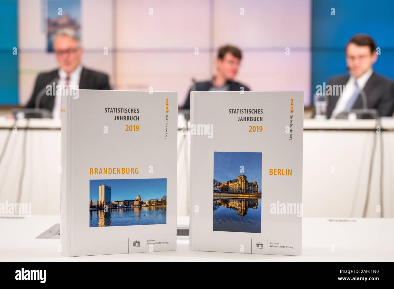 Yearbooks High Resolution Stock Photography and Images Alamy