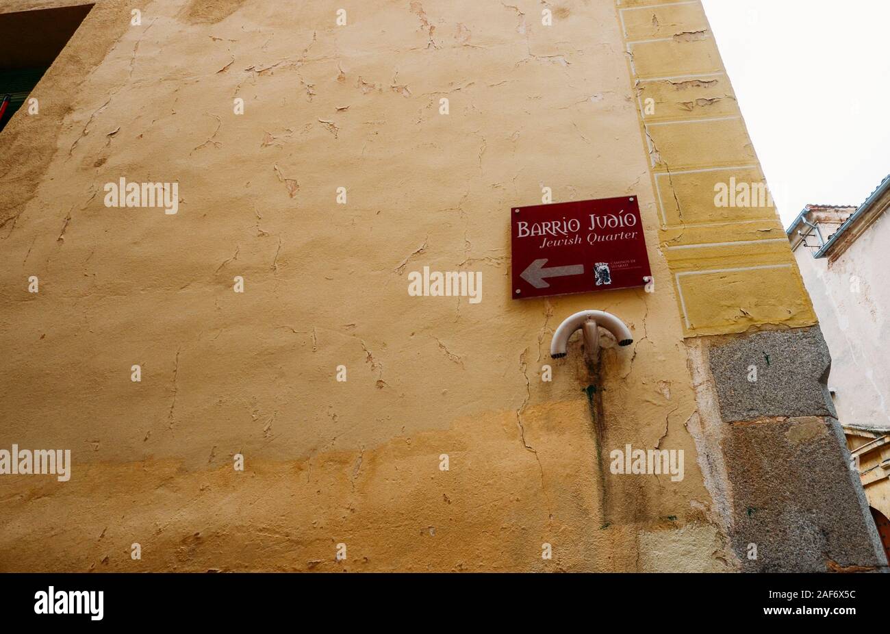 Segovia, Spain - Dec 8, 2019: Sign pointing towarsd the Jewish quarter within medieval city of segovia, Spain Stock Photo