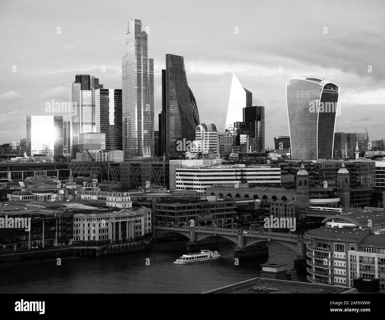 River skyscrapers Black and White Stock Photos & Images - Alamy