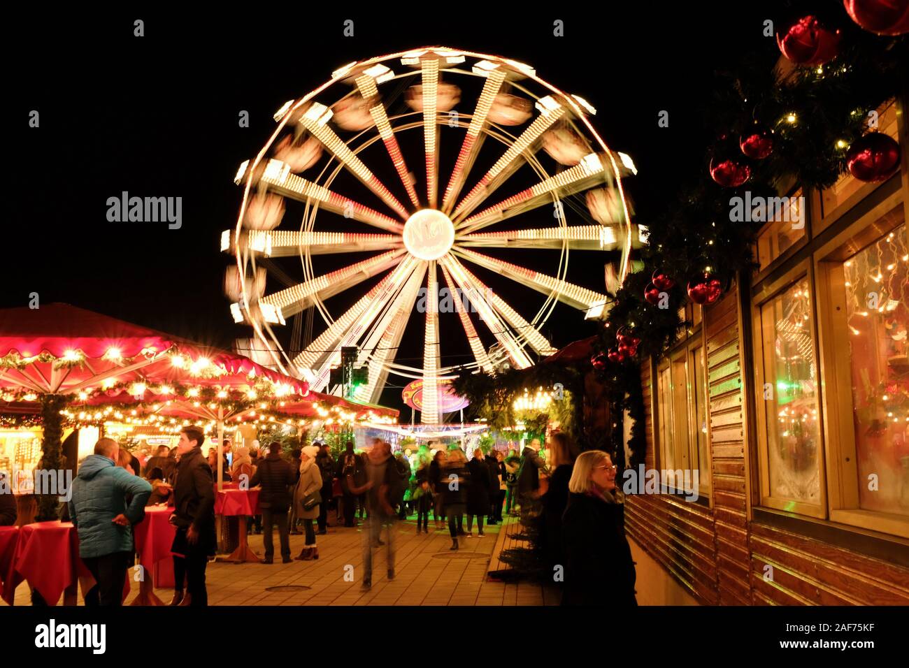 Blick auf das Riesenrad auf dem Maerchenweihnachtsmarkt. | usage ...