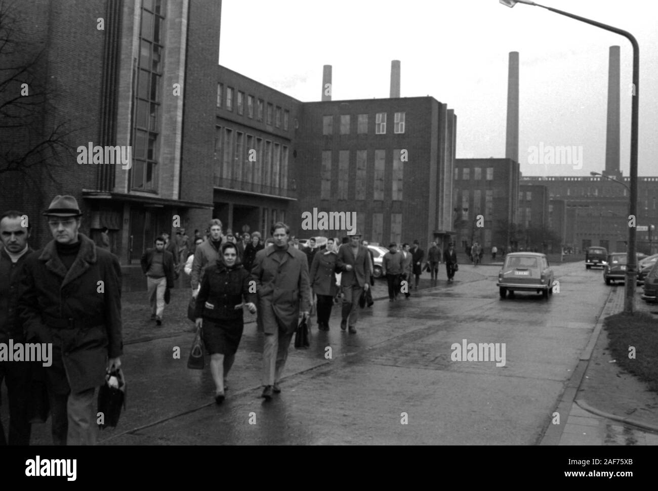 Produktion des legendaeren VW-Käfer im Jahr 1972.- Schichtende. | usage worldwide Stock Photo
