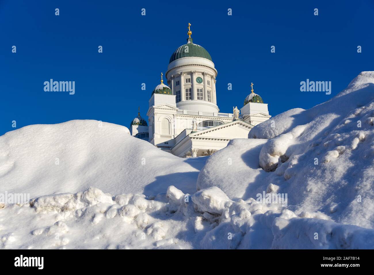 https://c8.alamy.com/comp/2AF7B14/helsinki-finland-february-6-2019-helsinki-cathedral-behind-huge-pile-of-snow-on-a-sunny-and-cold-winter-afternoon-after-weeks-of-heavy-snowfall-2AF7B14.jpg