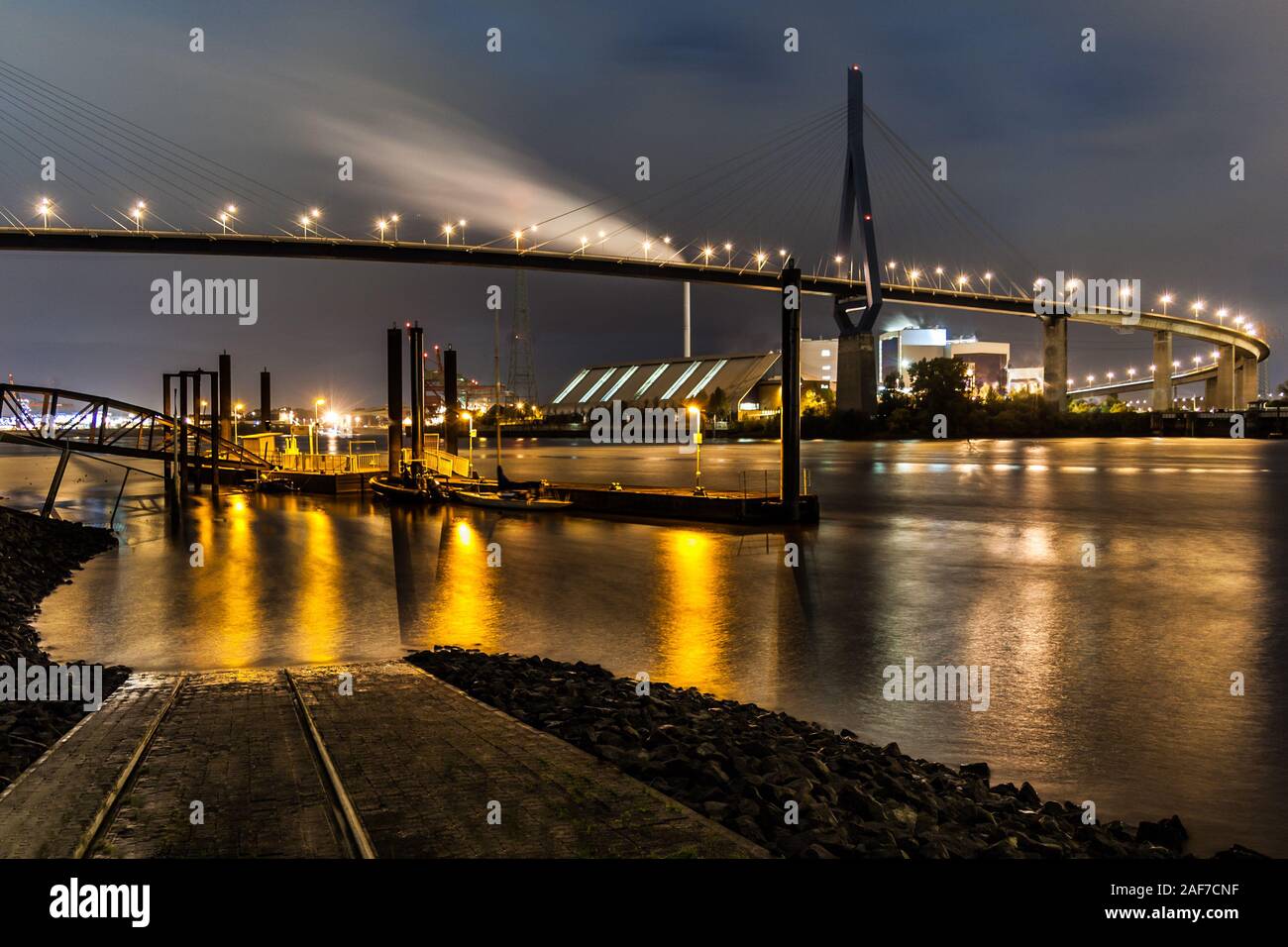 Die Köhlbrandbrücke, das Wahrzeichen im Hamburger Hafen bei Nacht. Stock Photo