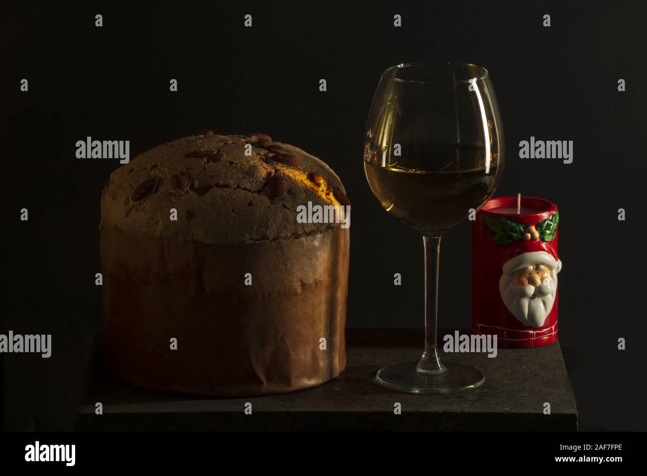 panettone dolce di natale italiano con bicchiere di vino bianco e candela  Stock Photo - Alamy