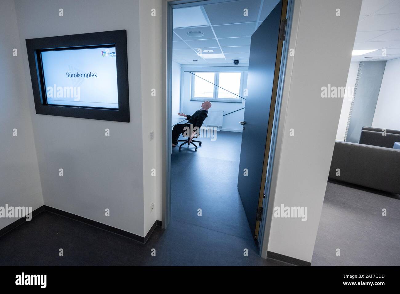Windischeschenbach, Germany. 13th Dec, 2019. A simulation dummy is sitting in a training room at the Bavarian Centre for Special Applications. In the new training and simulation centre of the Bavarian aid organisations, mission leaders and executives will be practicing for example for amok and terror situations. Credit: Armin Weigel/dpa/Alamy Live News Stock Photo