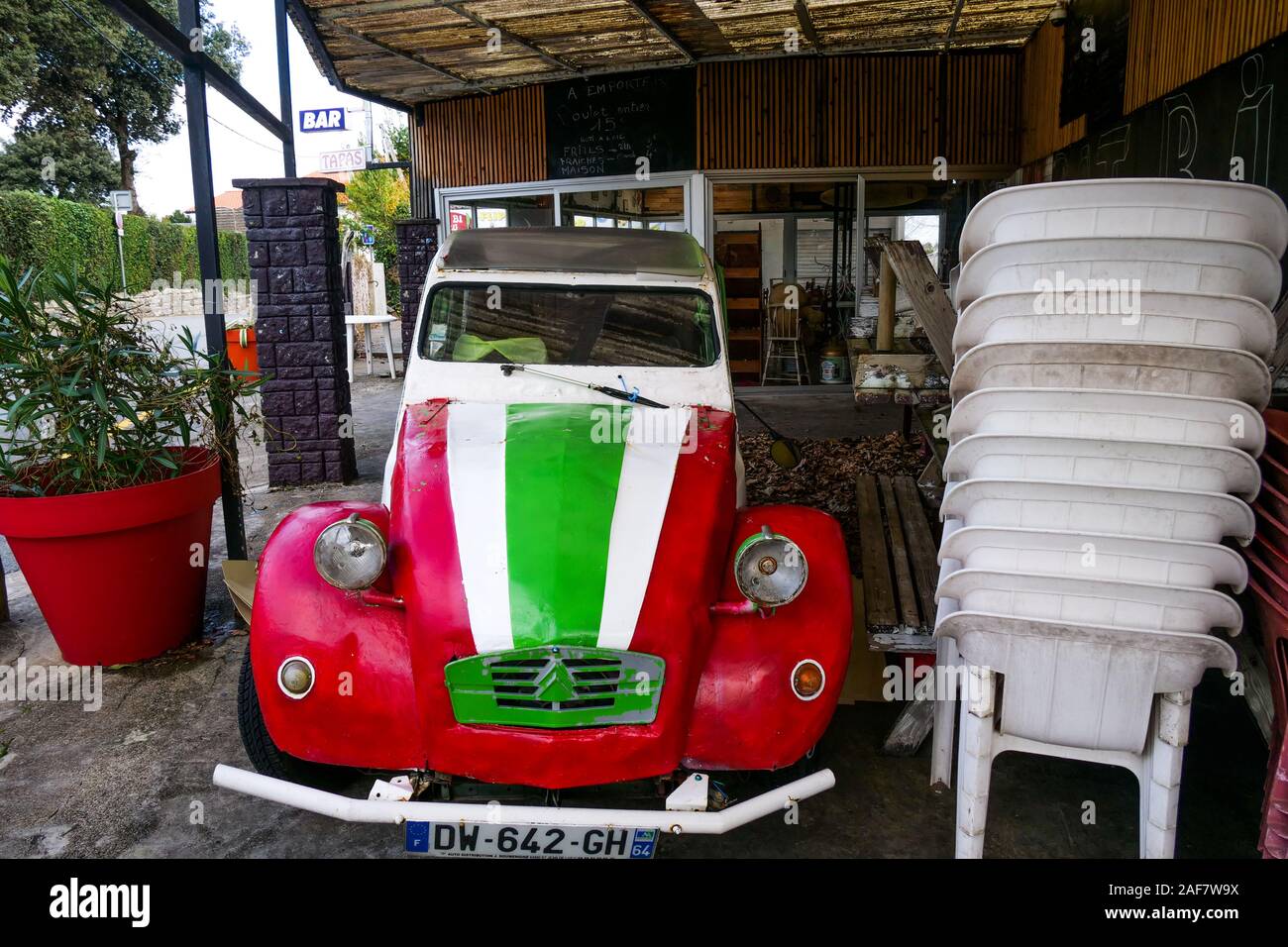 Off-season view of a snack Pizzeria, Pyrénées-Atlantiques, France Stock Photo