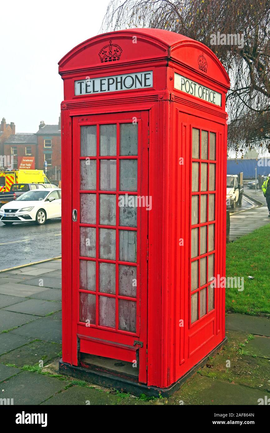 Red Combined Telephone Box and Post Office For Stamps, Kiosk No4,K4,1925 by Sir Giles Gilbert Scott, Bridgefoot, Warrington, Cheshire WA1 1WA Stock Photo