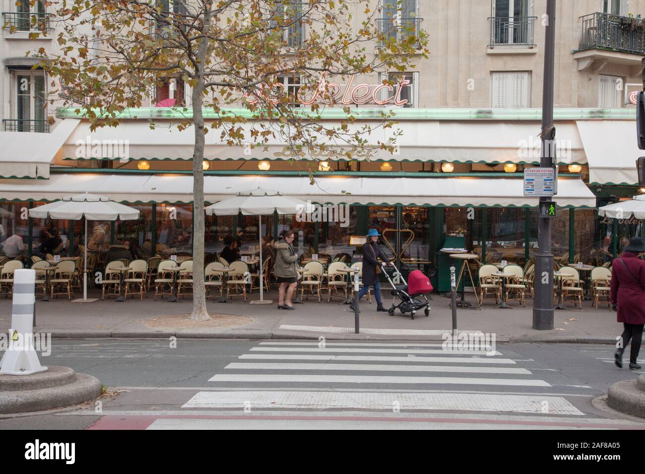 Le Select is a Parisian brasserie founded in 1923 famous as one of the cafes of the artists and intellectuals including Picasso and Hemingway Stock Photo