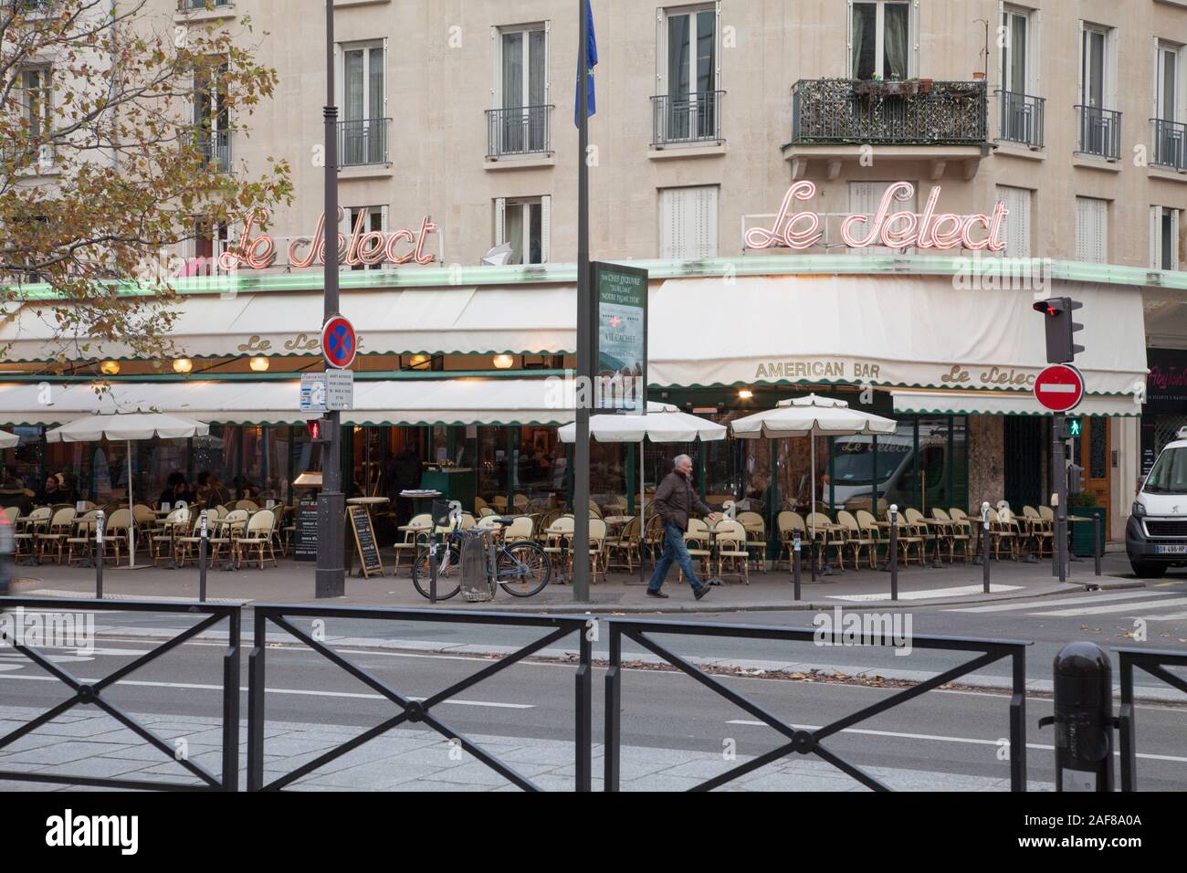 Le Select is a Parisian brasserie founded in 1923 famous as one of the cafes of the artists and intellectuals including Picasso and Hemingway Stock Photo