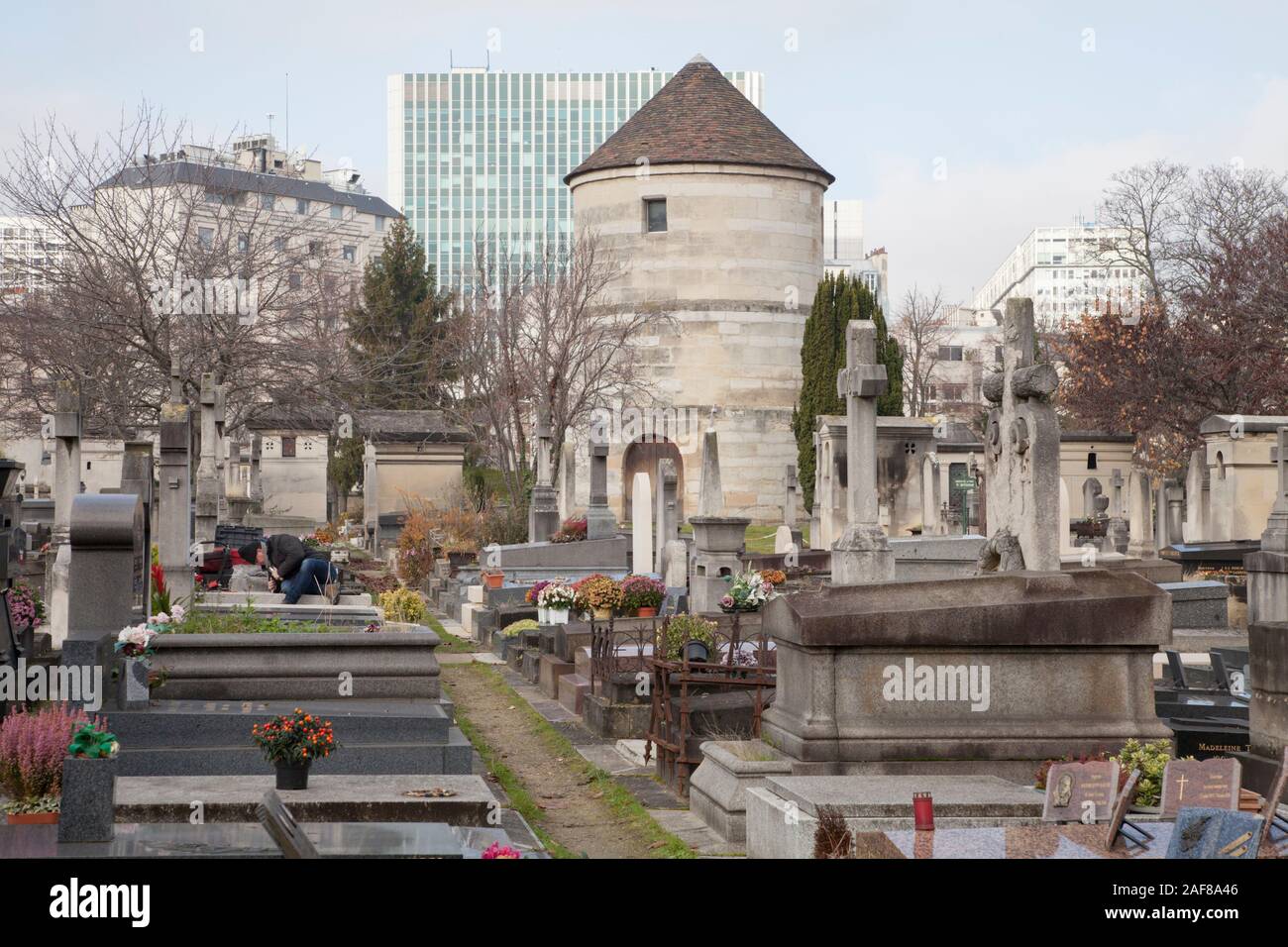 A stone mason working in Montparnasse Cemetery in Paris Stock Photo