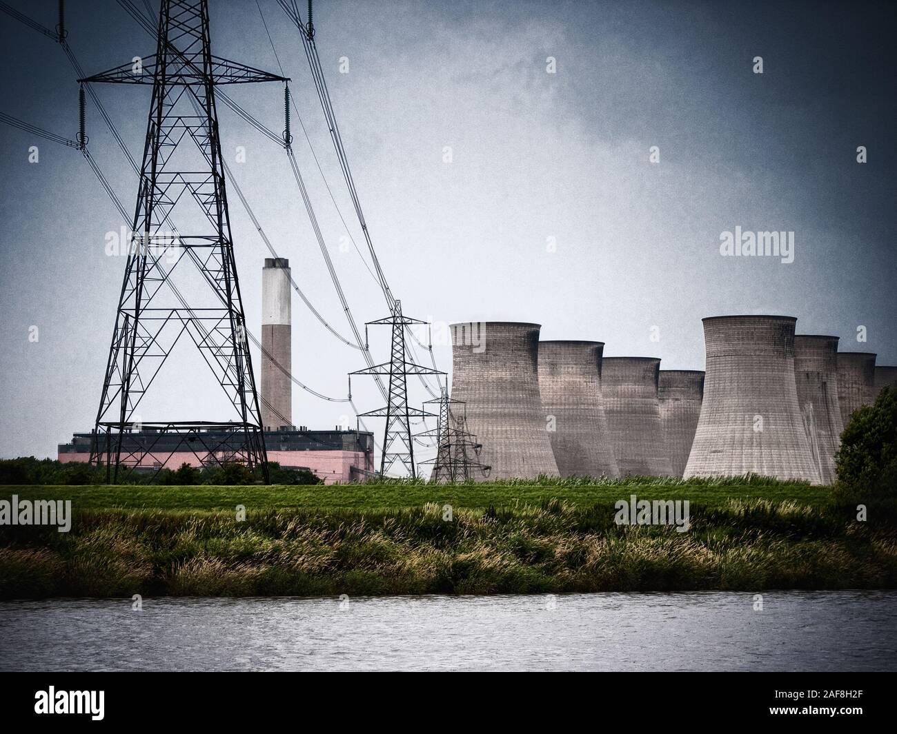 Power station cooling river trent hi-res stock photography and images ...