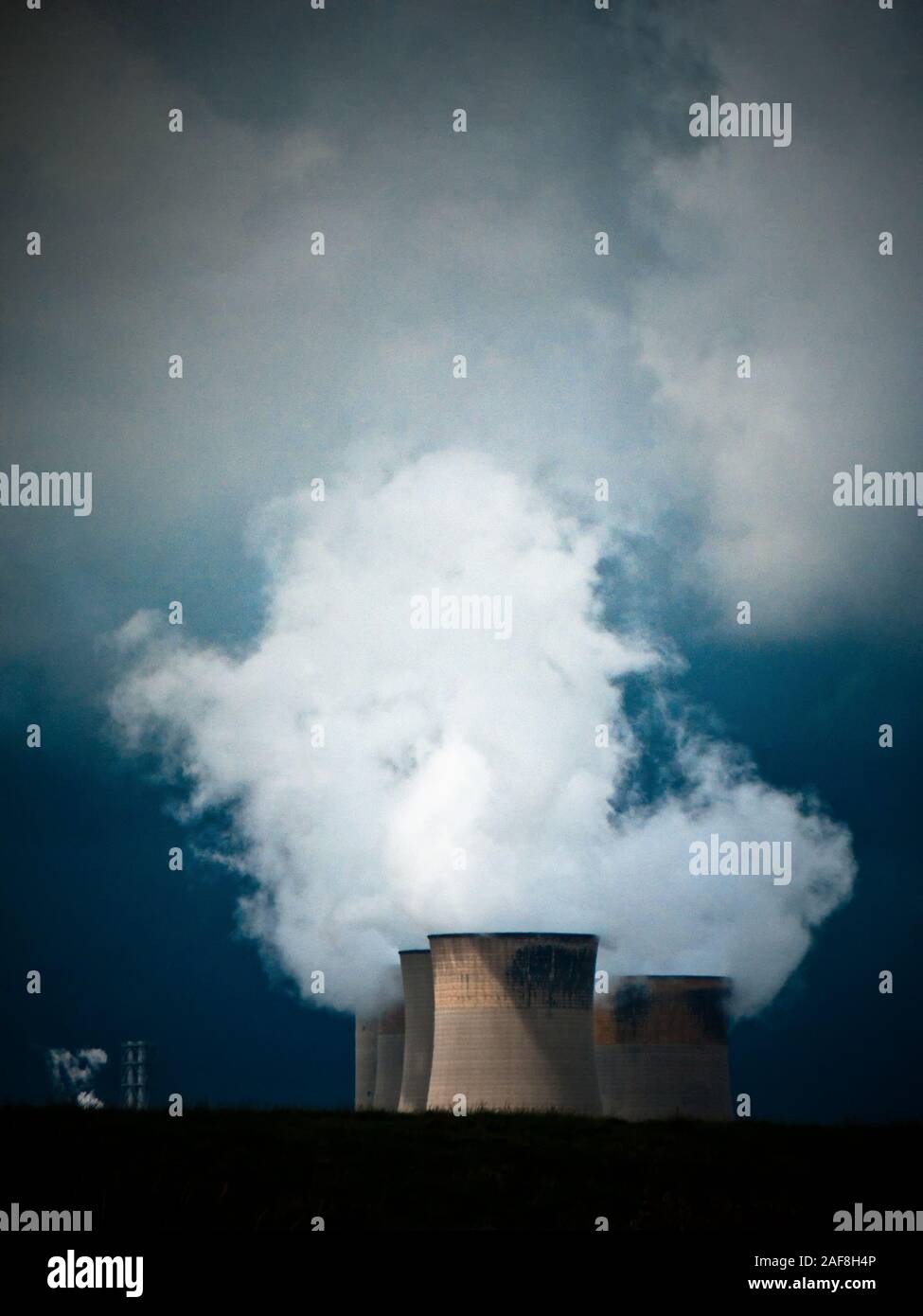 Power station cooling river trent hi-res stock photography and images ...