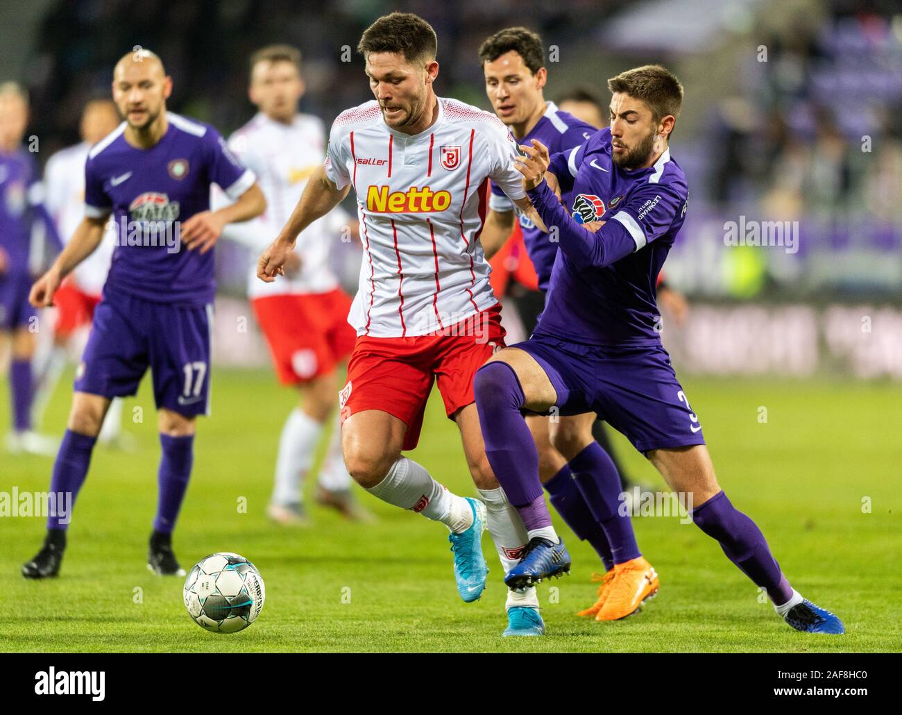 Aue, Germany. 13th Dec, 2019. Soccer: 2nd Bundesliga, FC Erzgebirge Aue - SSV Jahn Regensburg, 17th matchday, in the Sparkassen-Erzgebirgsstadion. Aues Marko Mihojevic (r) against Regensburg's Andreas Albers. Credit: Robert Michael/dpa-Zentralbild/dpa - IMPORTANT NOTE: In accordance with the requirements of the DFL Deutsche Fußball Liga or the DFB Deutscher Fußball-Bund, it is prohibited to use or have used photographs taken in the stadium and/or the match in the form of sequence images and/or video-like photo sequences./dpa/Alamy Live News Stock Photo