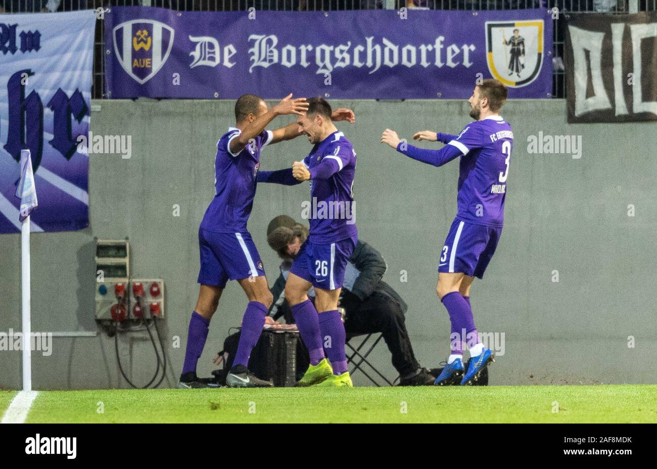 Aue, Germany. 13th Dec, 2019. Soccer: 2nd Bundesliga, FC Erzgebirge Aue - SSV Jahn Regensburg, 17th matchday, in the Sparkassen-Erzgebirgsstadion. Aues Sören Gonther (M) cheers after his goal to 1-0 with Louis Samson (l) and Marko Mihojevic. Credit: Robert Michael/dpa-Zentralbild/dpa - IMPORTANT NOTE: In accordance with the requirements of the DFL Deutsche Fußball Liga or the DFB Deutscher Fußball-Bund, it is prohibited to use or have used photographs taken in the stadium and/or the match in the form of sequence images and/or video-like photo sequences./dpa/Alamy Live News Stock Photo