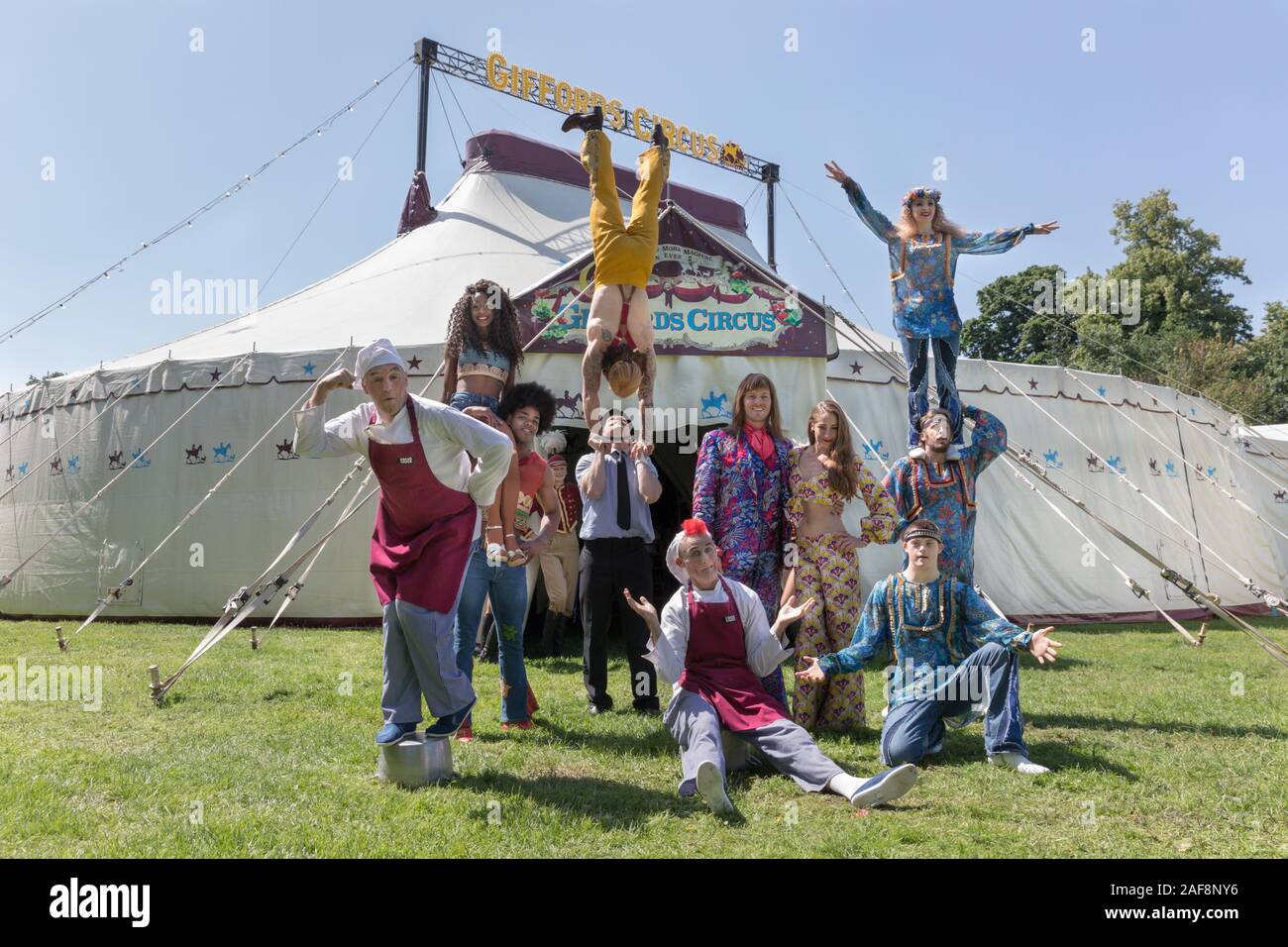 performers-clowns-and-acrobats-from-different-acts-pose-in-front-the